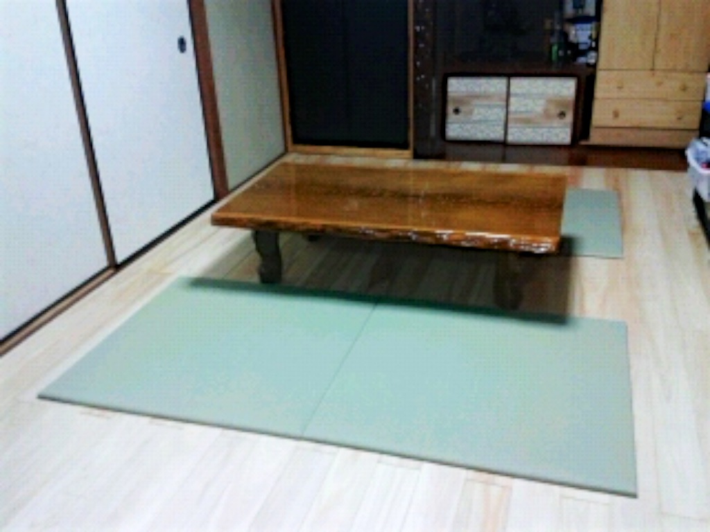 Diy 檜の無垢材フローリングに置き畳を座るスペースだけに敷く