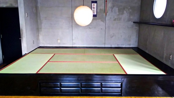 畳後<名称未設定>  1″></p>



<p></p>



<p>黒っぽい色合いの小上がりに、畳の爽やかな緑と畳縁の赤が映えていますね！</p>



<p>置き畳をオーダーすることで、お部屋の広さにあわせて作ることができますし、畳も好みの畳縁を使用してインテリアに合わせることも可能です。</p>



<p></p>



<h3 class=