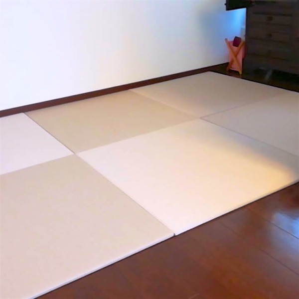 灰桜色の畳を敷いた事例