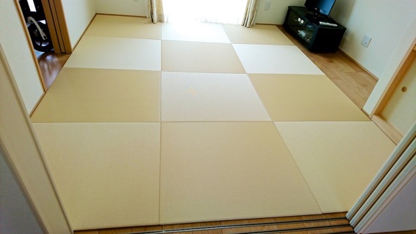 オリジナルで製作した置き畳を敷いた部屋