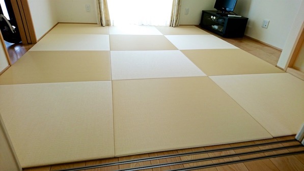 違う角度から見た置き畳を全面に敷いた部屋