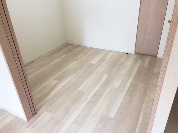 畳を敷く前のフローリングの部屋