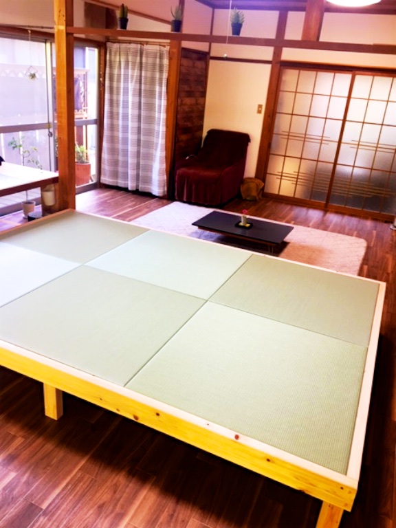 DIYの小上がりにカスタムサイズで作った琉球畳。和のインテリアコーディネイト