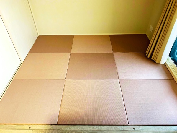 畳を敷いた部屋ピンク畳
