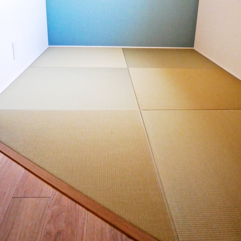 入り口の畳は三角形。青い壁がオシャレな畳スペース