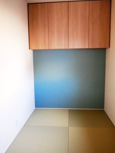 青い壁の畳部屋