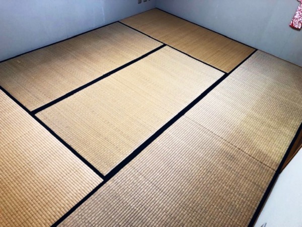 古い畳の上に美草市松ブラウンで作った上敷きを敷いた事例 - 畳の和心本舗
