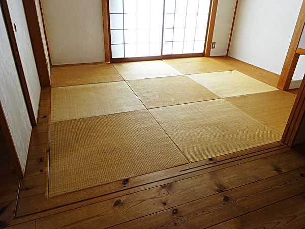 古い琉球畳を敷いた部屋
