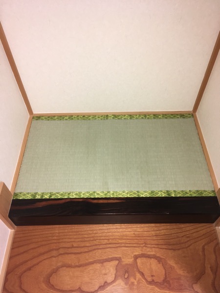 緑色をした新しい床の間の畳