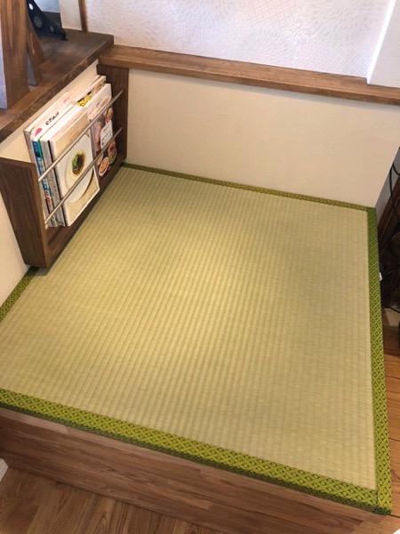 小上がりに設置にした畳縁が付いた置き畳