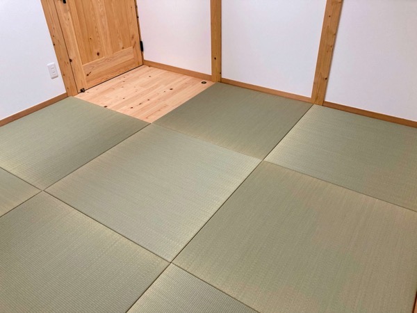 無垢 単層 フローリングに敷いた琉球畳