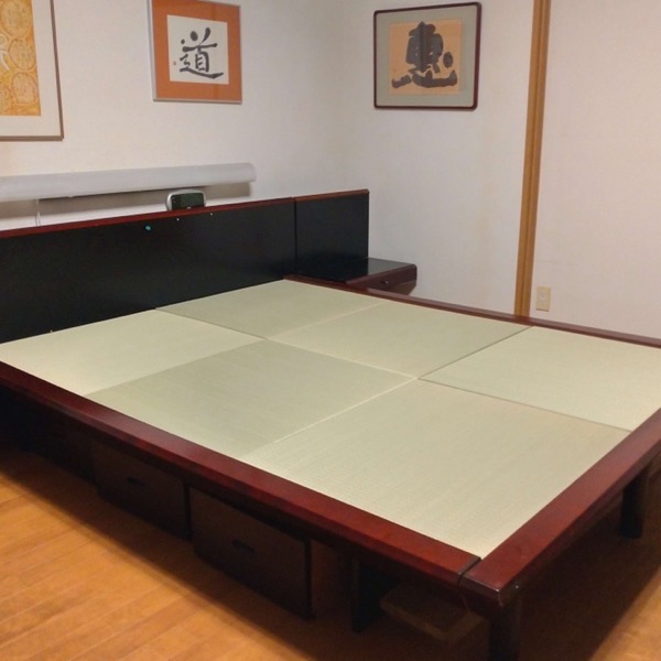 カリフォルニアキングのベッドに琉球畳を設置