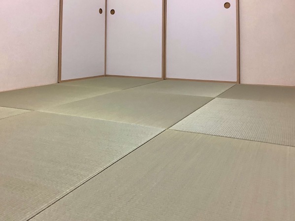 マンションの6畳間の和室に琉球畳を12枚