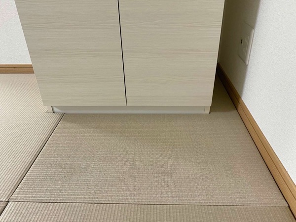 柱の形に合わせて畳をカスタムサイズで製造