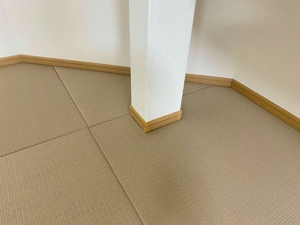 柱を囲むように畳を製造