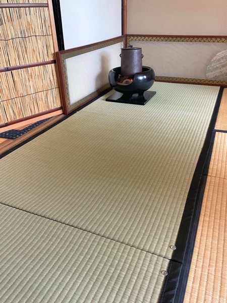 畳の上に上敷を設置
