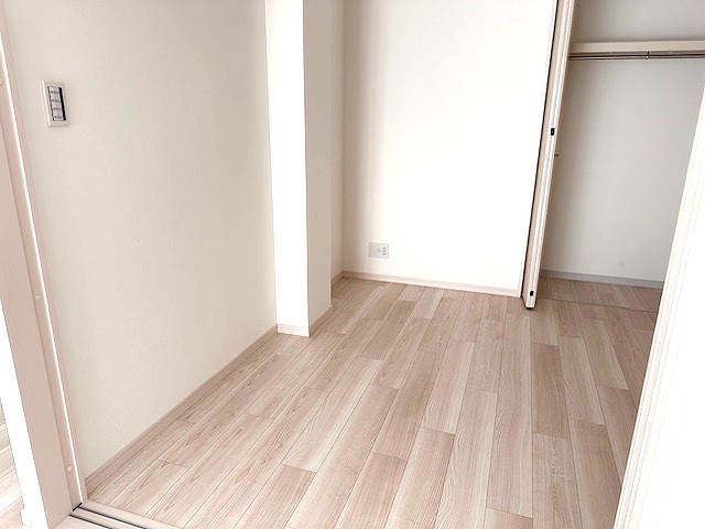 柱の出っ張りがあるフローリング洋室