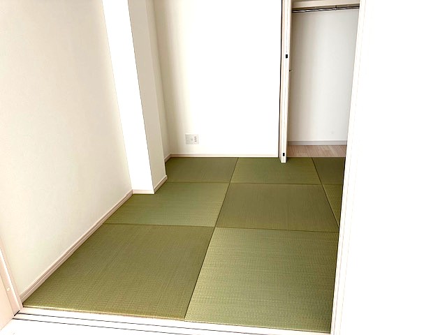 柱のあるフローリング洋室に合わせてサイズオーダーした天然い草の置き畳
