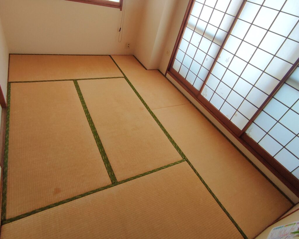 新しい畳に入れ替える前、古い畳が敷かれたお部屋