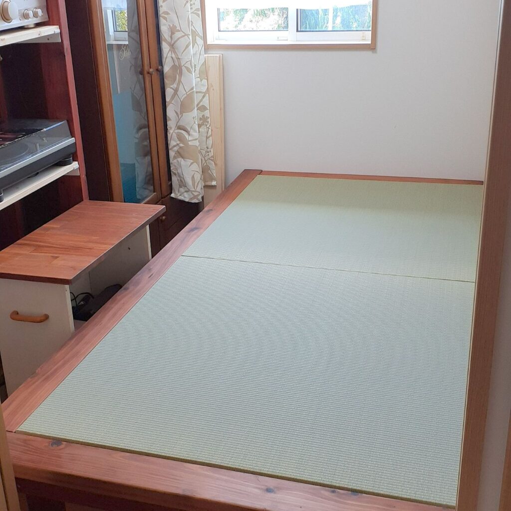 DIYで小上がりを作り、天然い草の置き畳で仕上げた書斎