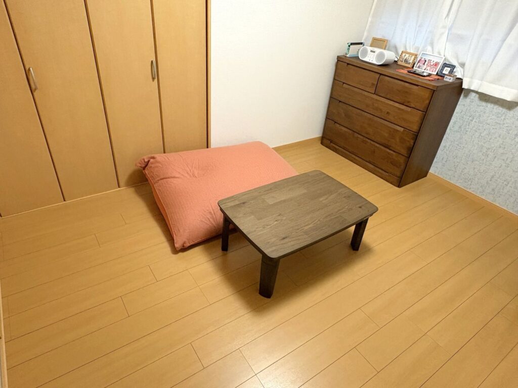 置き畳を敷く前のフローリング洋室
