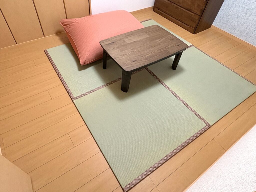 フローリングの洋室に畳縁のある天然い草の置き畳を置く