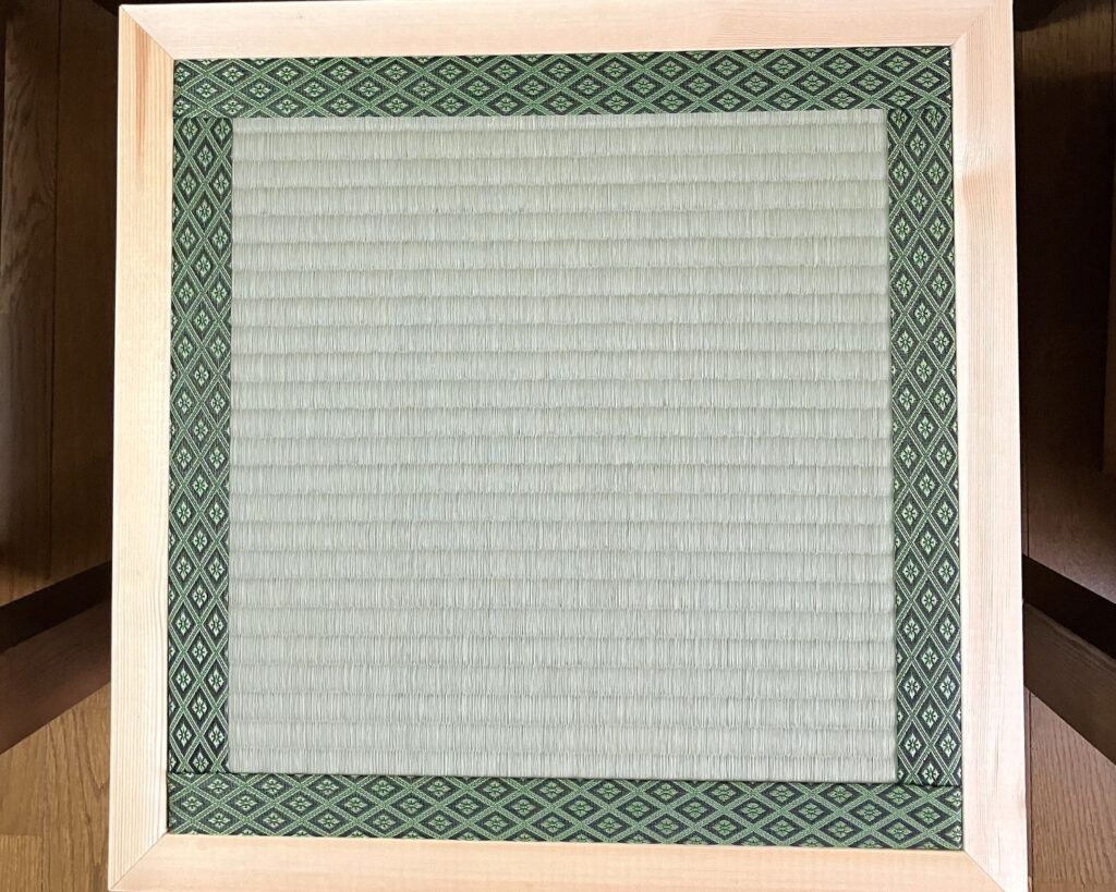 DIYで作成した簡易護摩壇の礼盤(腰掛式)用に天然い草で製作した置き畳を敷く