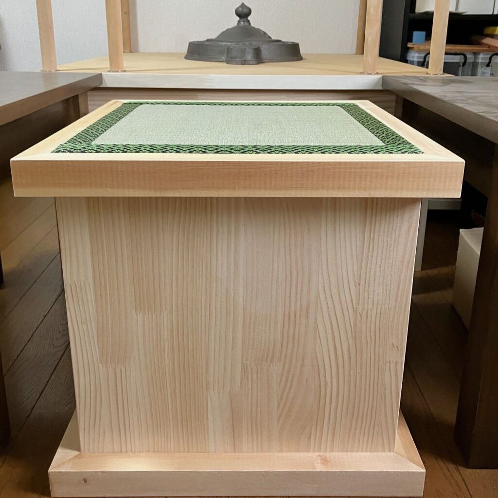 DIYで作成した簡易護摩壇の礼盤(腰掛式)用に天然い草で製作した置き畳を敷く