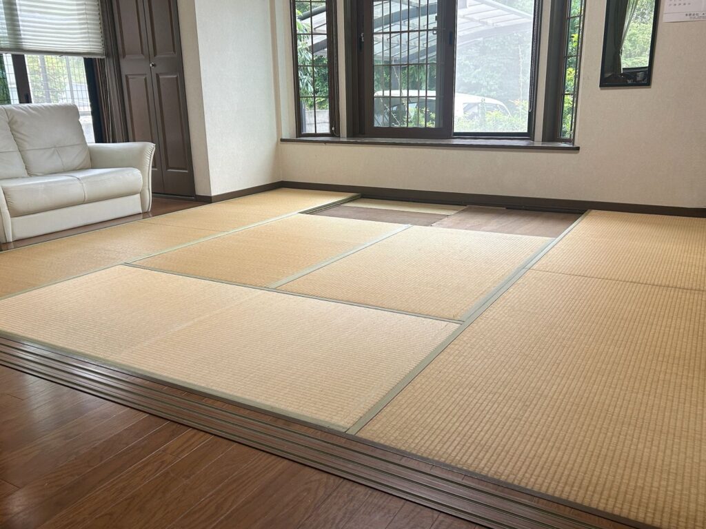 新しく畳を入れ替える前の古い畳が敷かれたお部屋