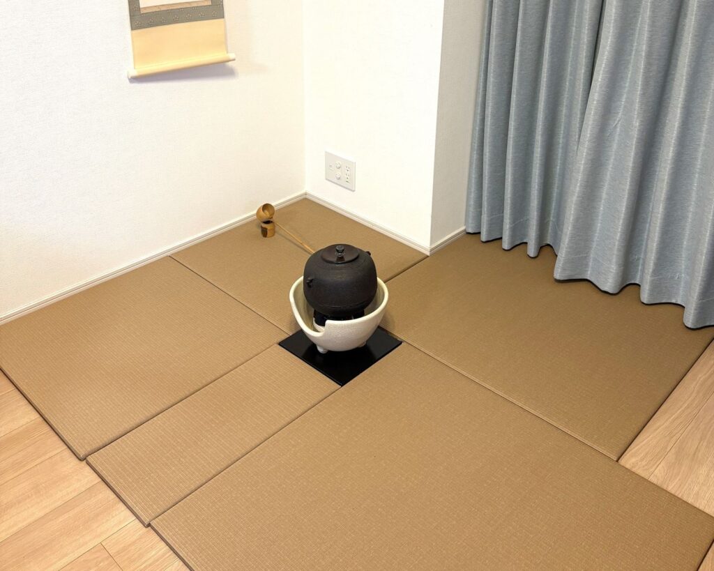 自宅で茶道を楽むため茶の湯用の置き畳を敷く