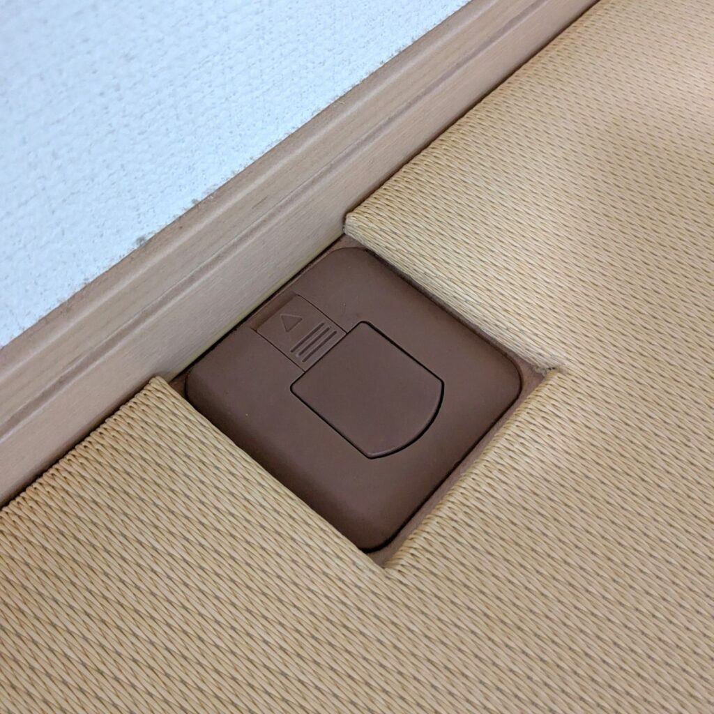 赤ちゃんの頃にフローリングに敷いた置き畳スペースを成長に合わせて拡張、切り欠き部もぴったり