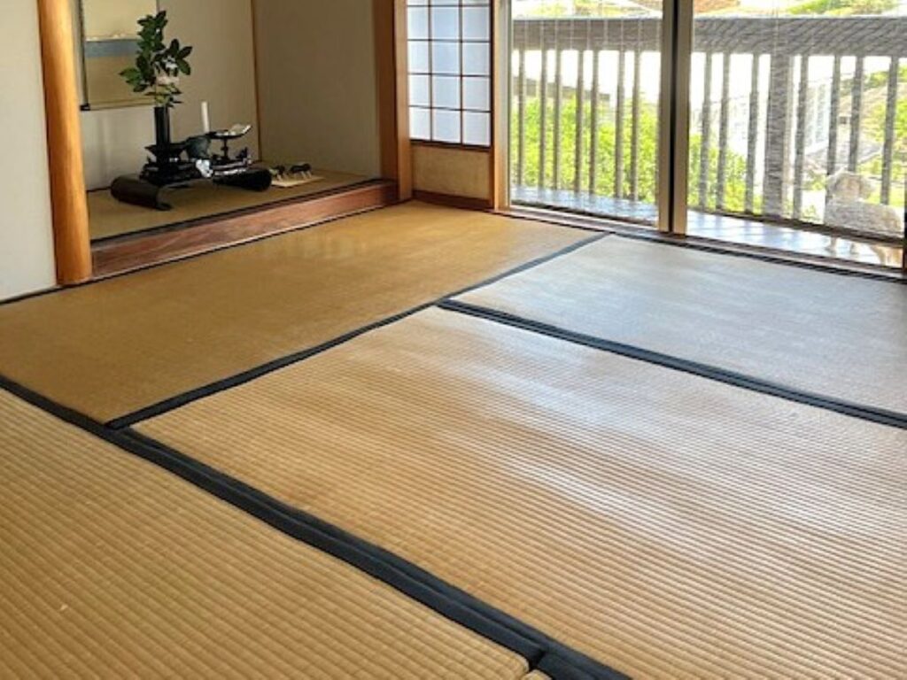 古い畳が敷かれた和室
