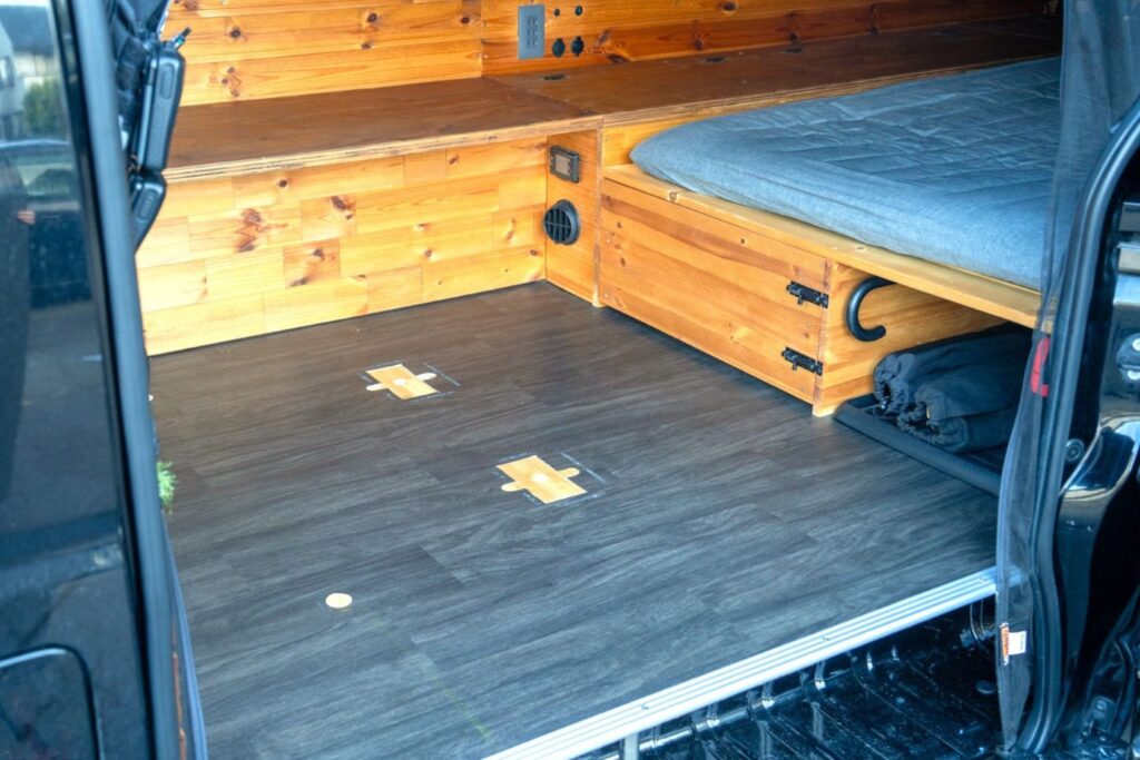 置き畳を敷く前のキャンピングカー車内