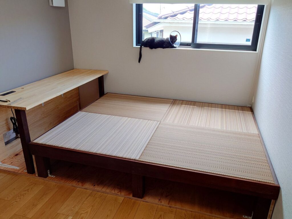 フローリングの部屋に作った小上がりスペースに琉球畳を設置