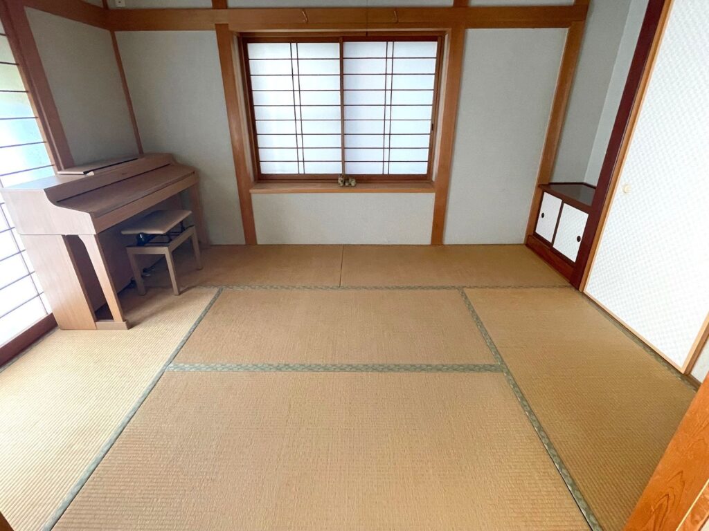 古い畳を新しい畳に入れ替える前のお部屋