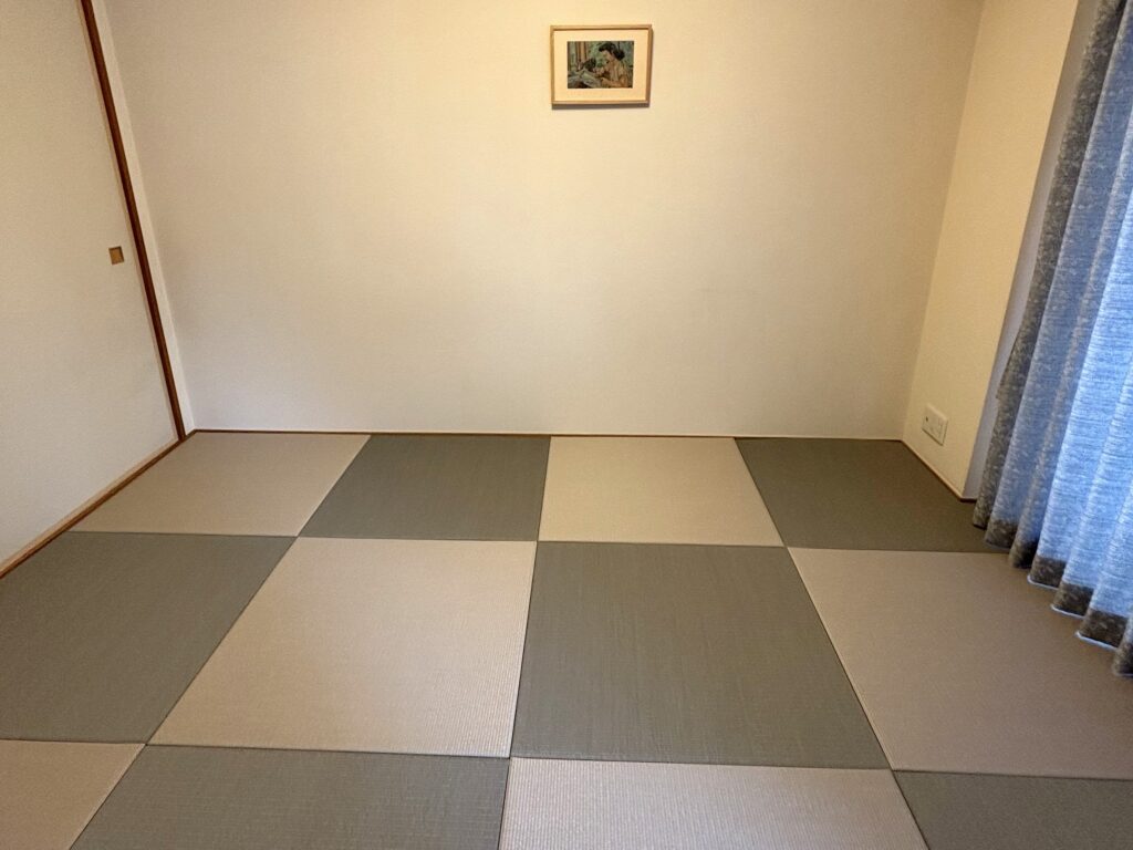 手描き図面から製作しお客さまのDIYで敷かれた2色使いの琉球畳