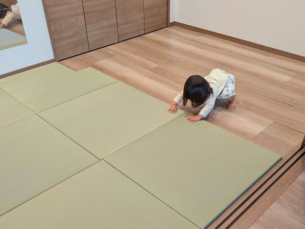 お子さんが裸足で走り回れる部屋にするため、国産い草の置き畳をサイズオーダー