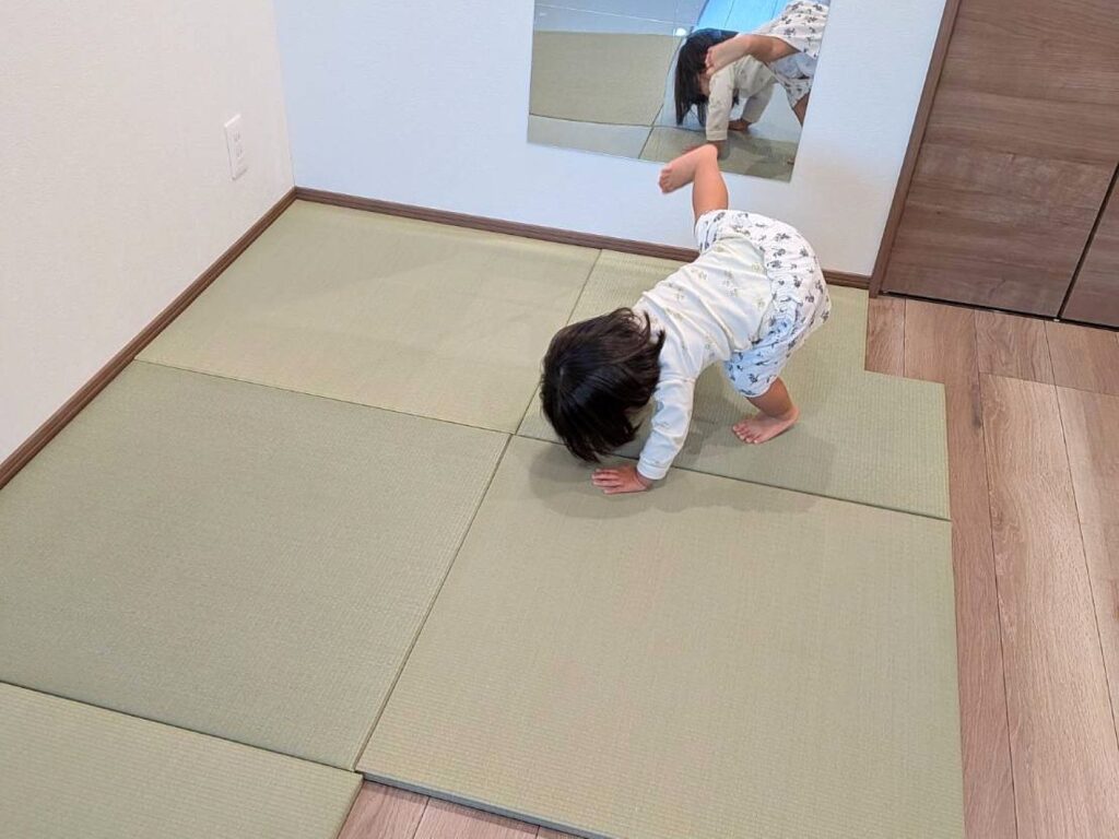 お子さんが裸足で走り回れる部屋にするため、国産い草の置き畳をサイズオーダー