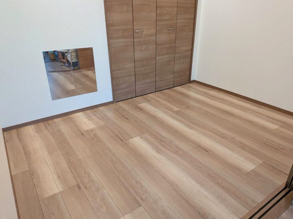 置き畳を敷く前のフローリングの子ども部屋