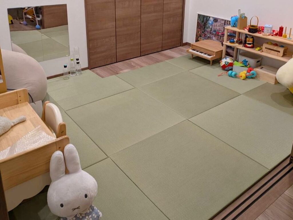 お子さんが裸足で走り回れる部屋にするため、国産い草の置き畳をサイズオーダー