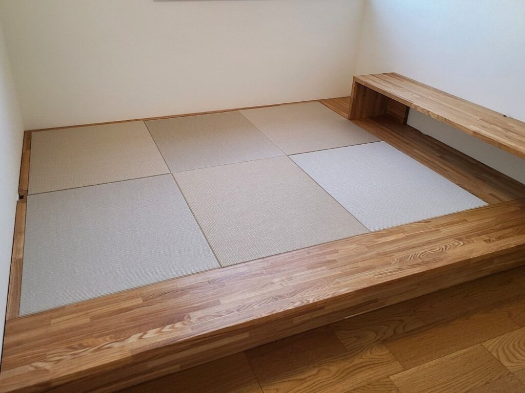 洋室に小上がりを作り、サイズオーダーの置き畳を敷く