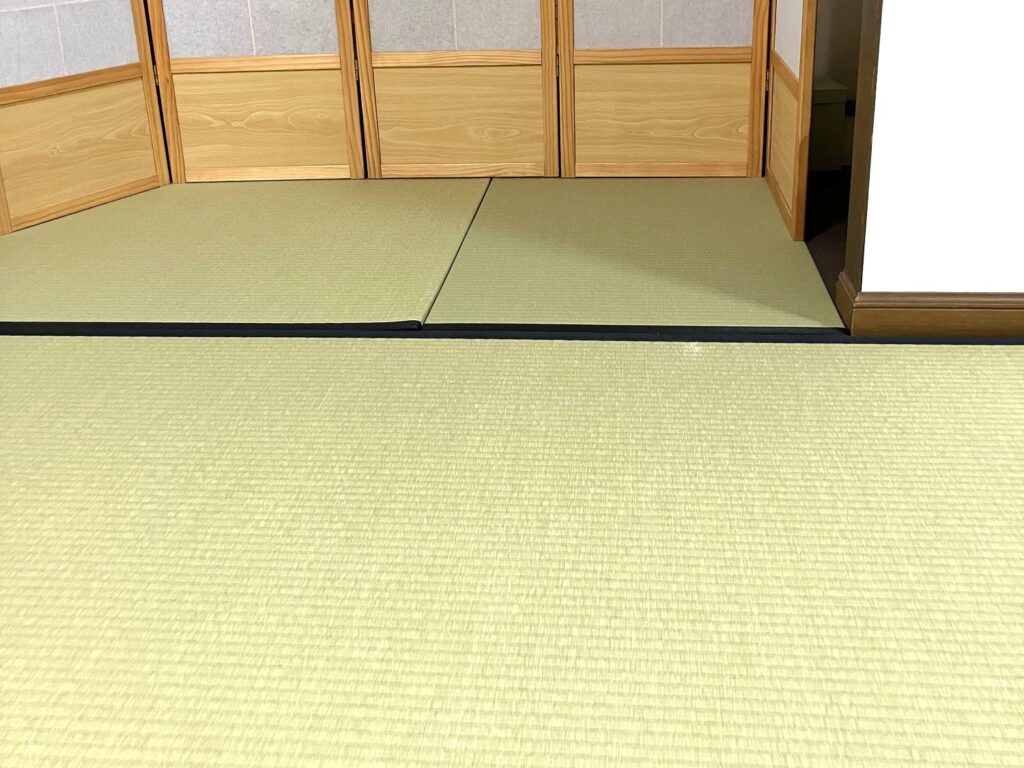 サイズオーダーでぴったりと収まった置き畳