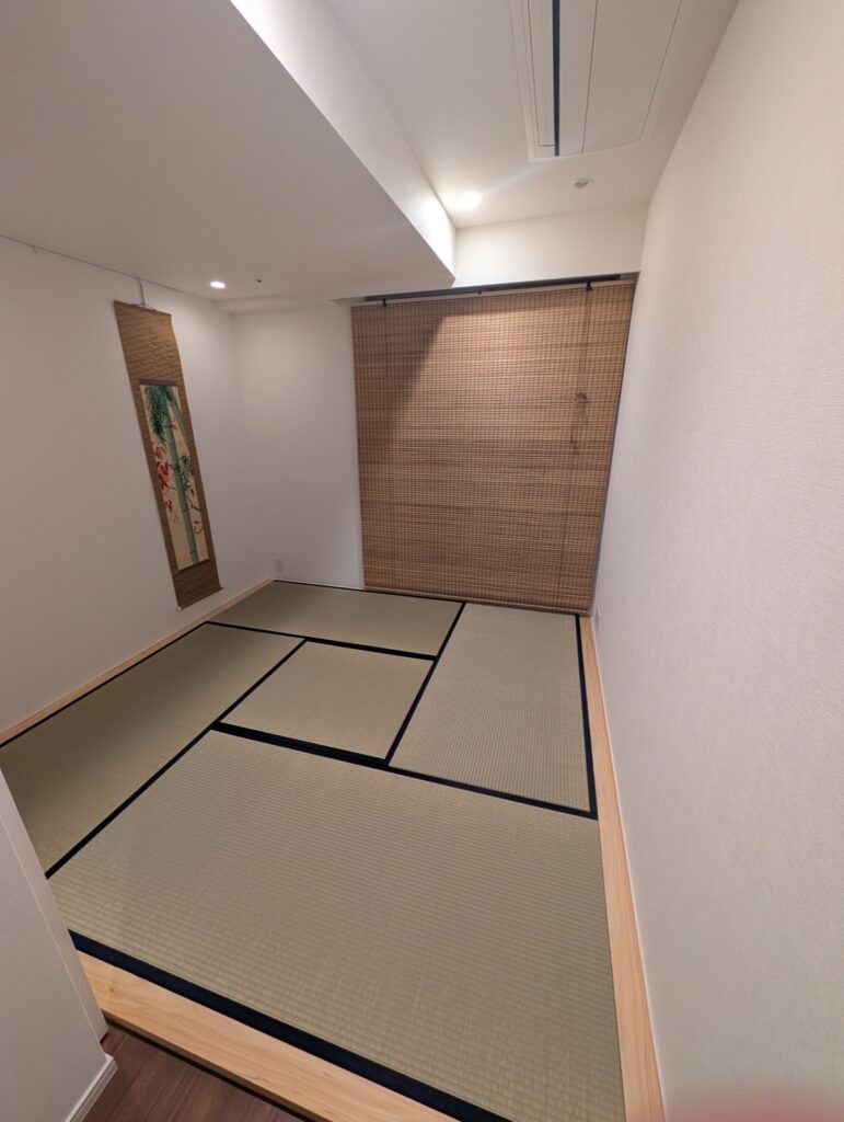 施工後:濃紺の畳縁の置き畳5枚を茶室風に敷いた東京都の洋室